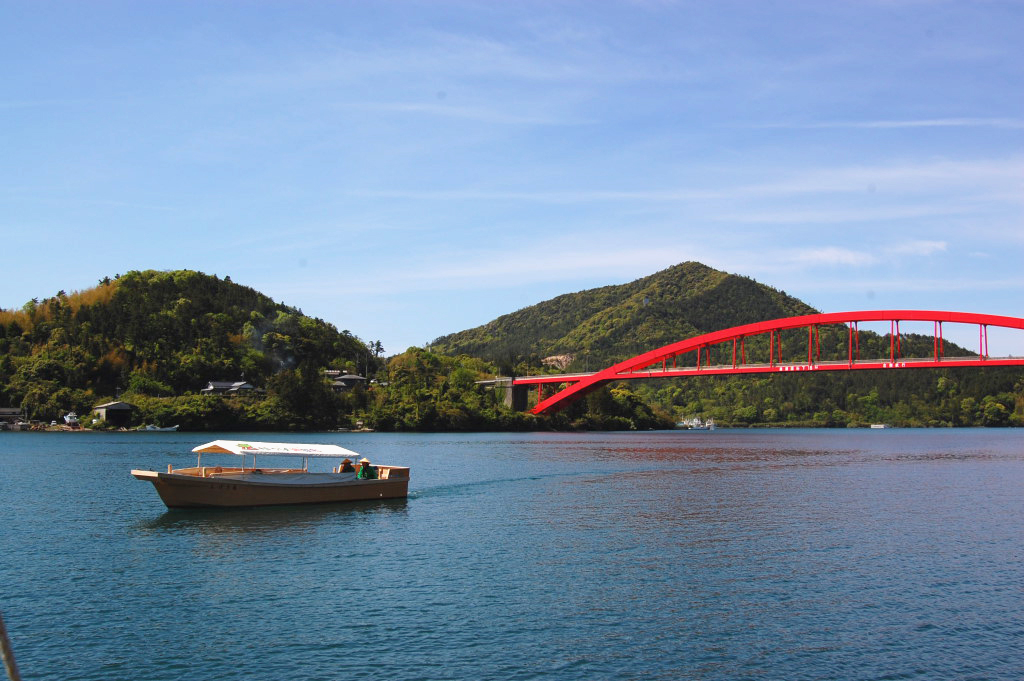 かっぱ伝説と、北前船で栄えた漁師町を、まったりと舟旅している八尾川かっぱ遊覧船の写真