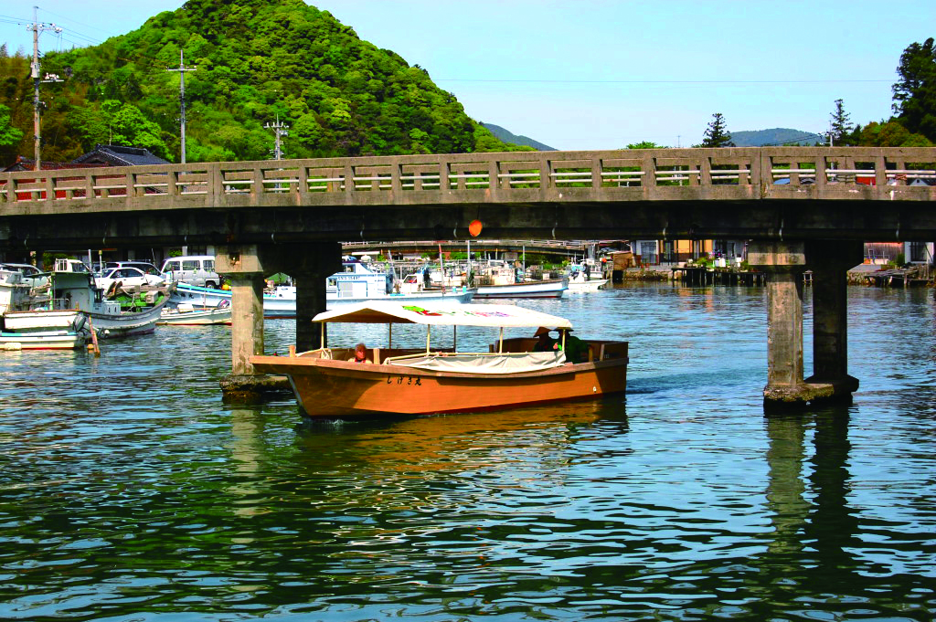 「汝、隣人を愛せよ」のメッセージが込められた愛の橋の写真