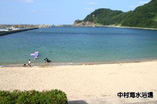 左端に船が停泊している中村海水浴場の写真