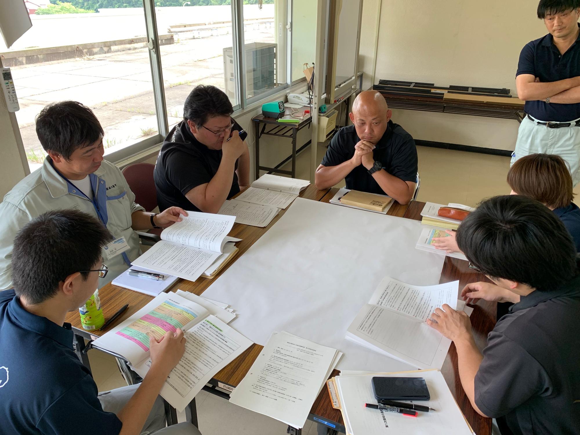 7人グループで話し合いをしている職員たちの写真