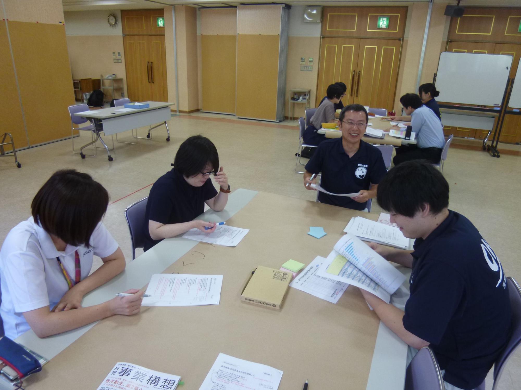 4人のグループで話し合いをしている職員たちの写真