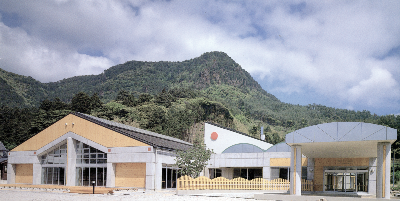 島根県隠岐の島町都万地域にある社会福祉法人高田会の特別養護老人ホーム鳴澤の里の外観