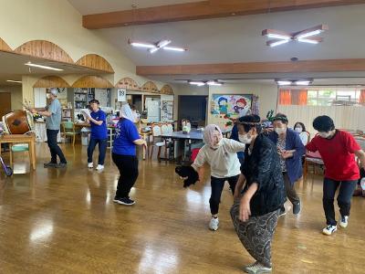 特別養護老人ホーム鳴澤の里で開催される「敬老会盆踊り」の様子