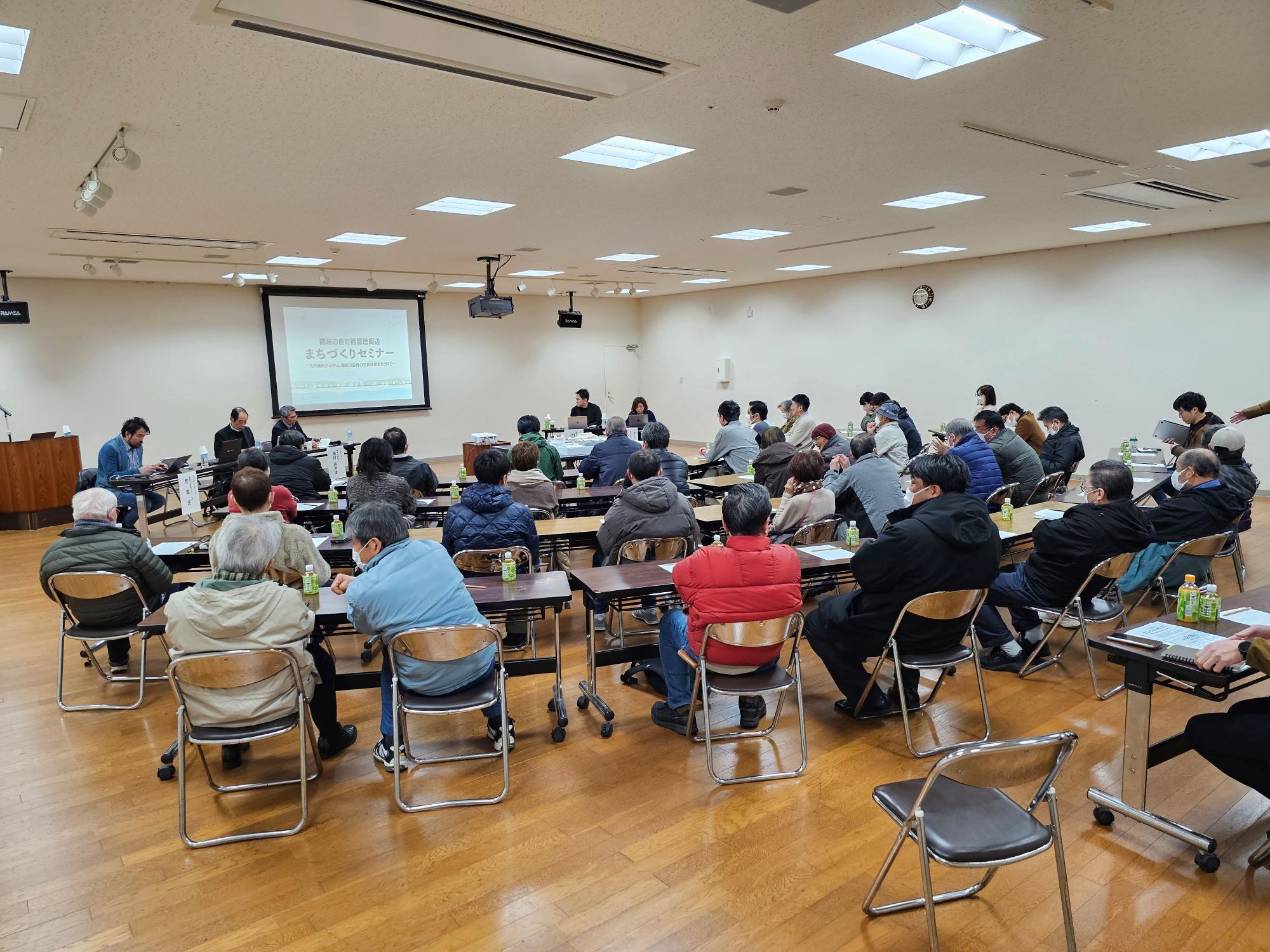 座ってセミナーを聞く人たちを後ろから撮った写真