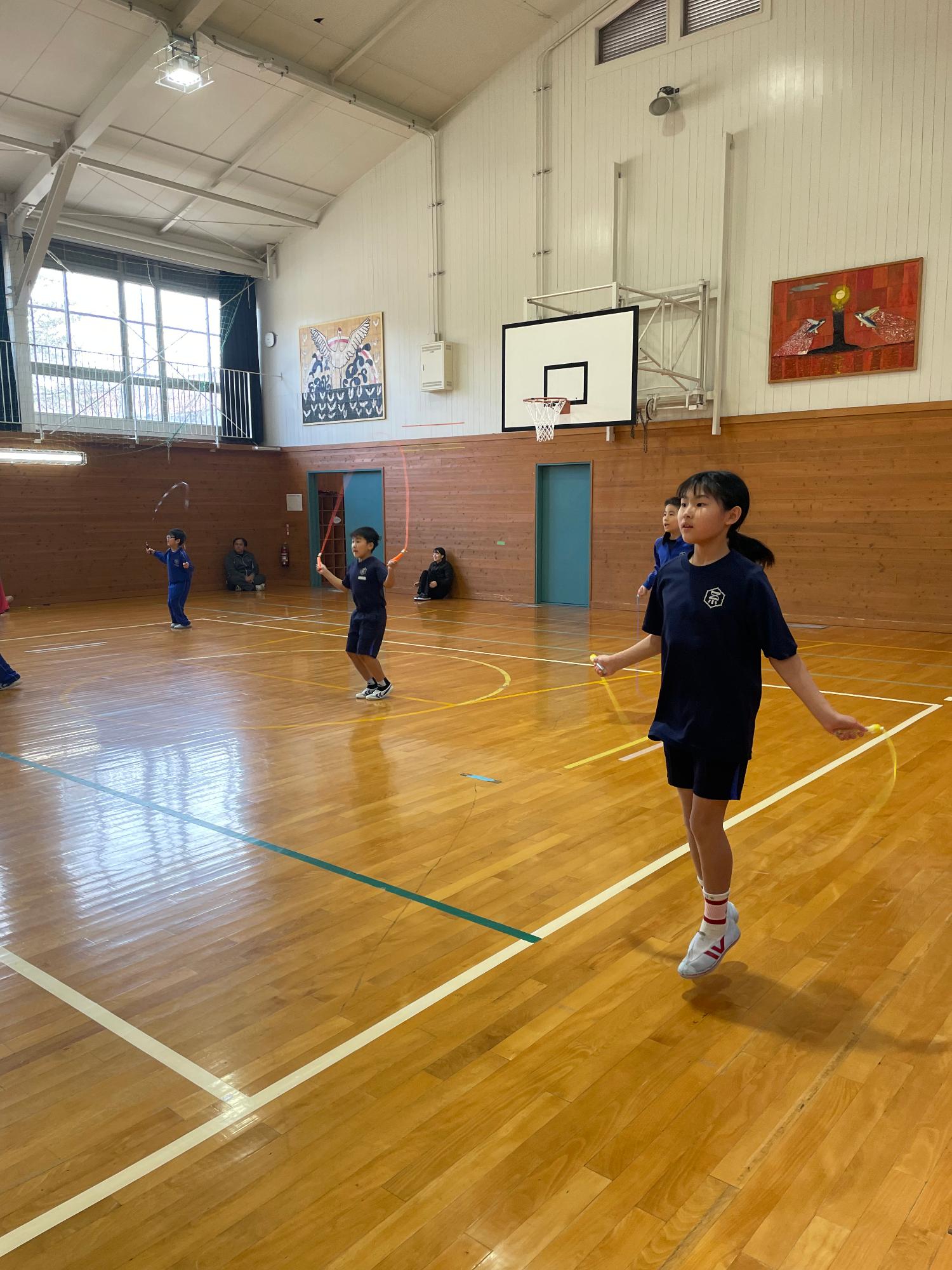 なわとび大会にて自分でまわす縄を回して、跳んでいる児童が映った写真