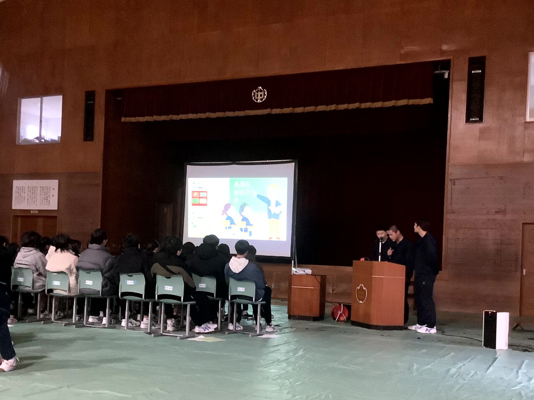 地域公開参観日で3年生は地域貢献活動についての発表を行う生徒の様子が映った写真