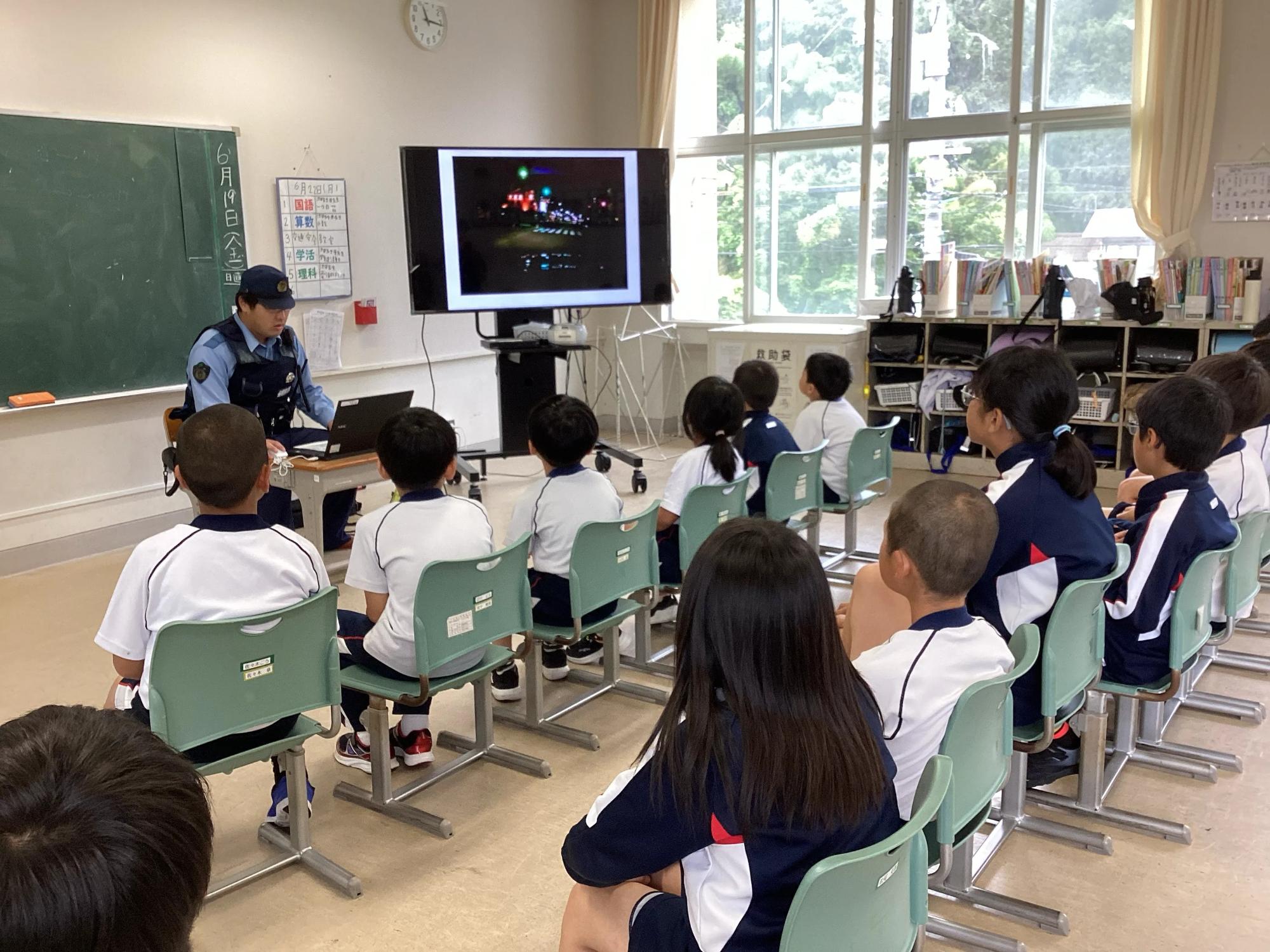 警察官のお話を聞く児童の様子