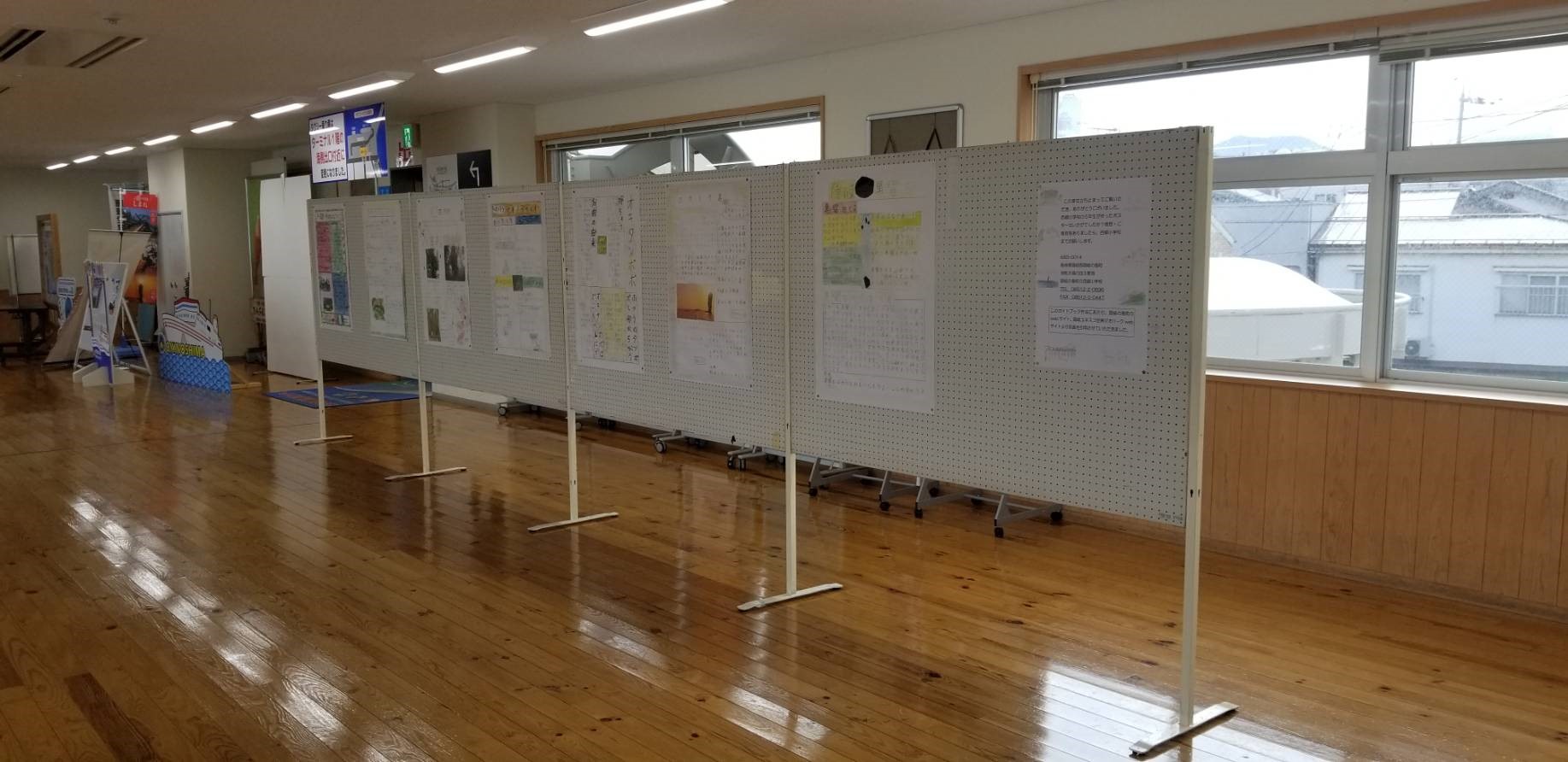 児童たちの作品が白色のボードに掲示されている写真