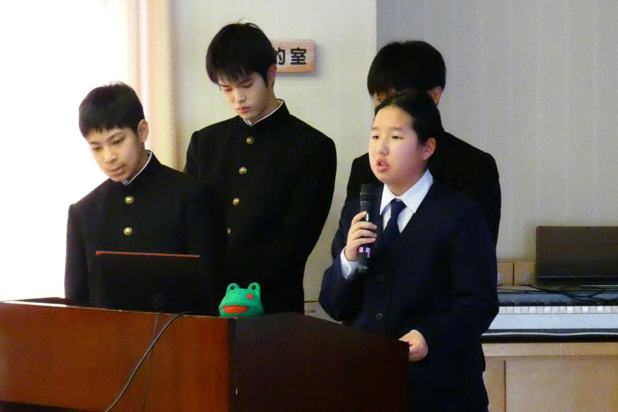 教室で生徒たちが発表を行っている写真