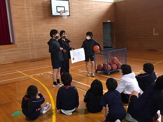 体育館で児童たちがバスケットボールの表彰を受けている写真