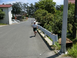 学校の周辺道路を児童が走っている写真