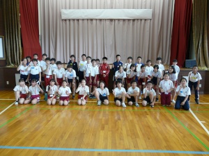 体育館で合同活動の後に集合して撮影する児童たちの写真