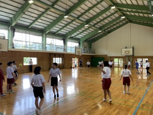 体育館で児童たちがチームに分かれてゲームを楽しんでいる写真