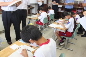 教室で児童たちが授業中にノートを取っている写真