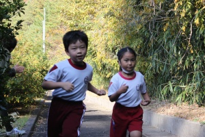 校内の道を走る児童たちの写真