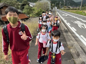 通学路を歩く児童たちの写真
