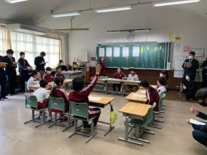 教室で児童が話し合い活動をする写真