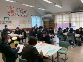 教室で先生たちがグループ協議を行う写真