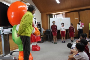 教室でキャラクターと児童が交流する写真