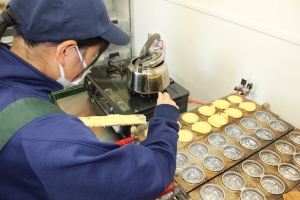 工房で生徒がお菓子作りの作業をする写真