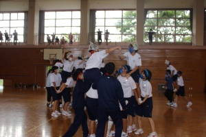 体育館で生徒たちが騎馬戦をする様子の写真