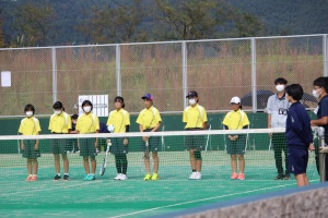 テニスコートで女子生徒たちが整列する写真