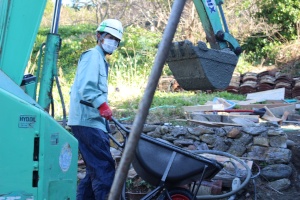建設現場でヘルメットを着用した作業員が作業を行う様子の写真