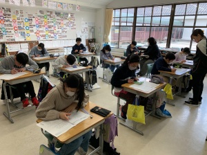 教室で机に向かって真剣に学習に取り組む児童たちの写真