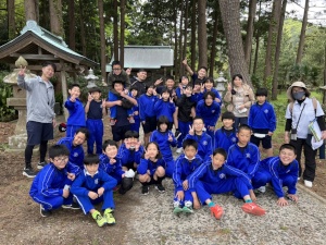 神社の境内で集合写真を撮る子どもたちの写真