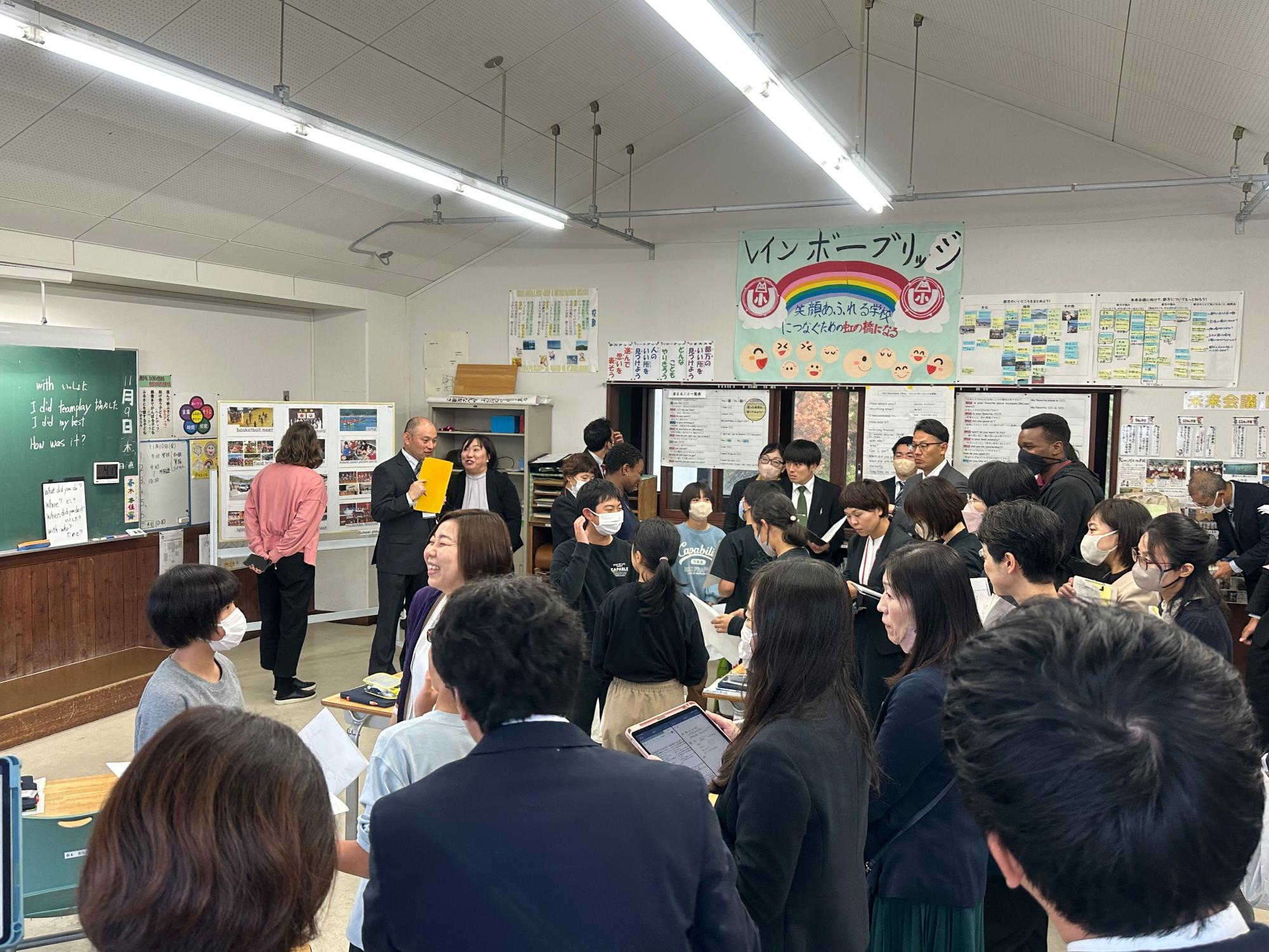 島根県英語教育研究大会に参加する教職員たちの写真