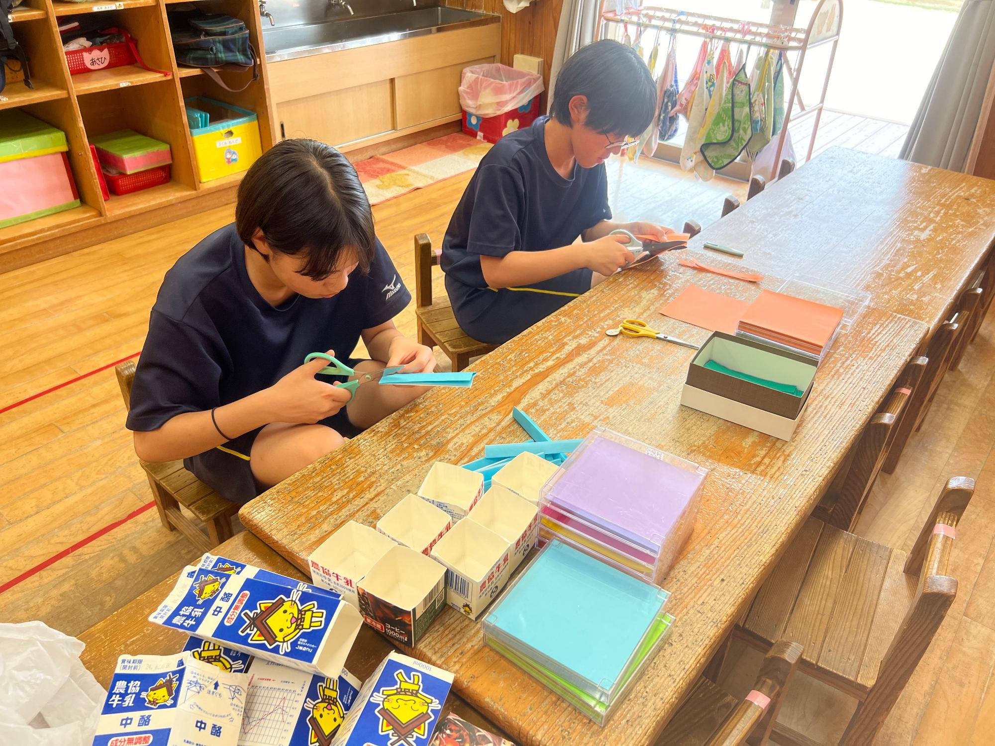 教室で生徒たちが、工作をしている写真