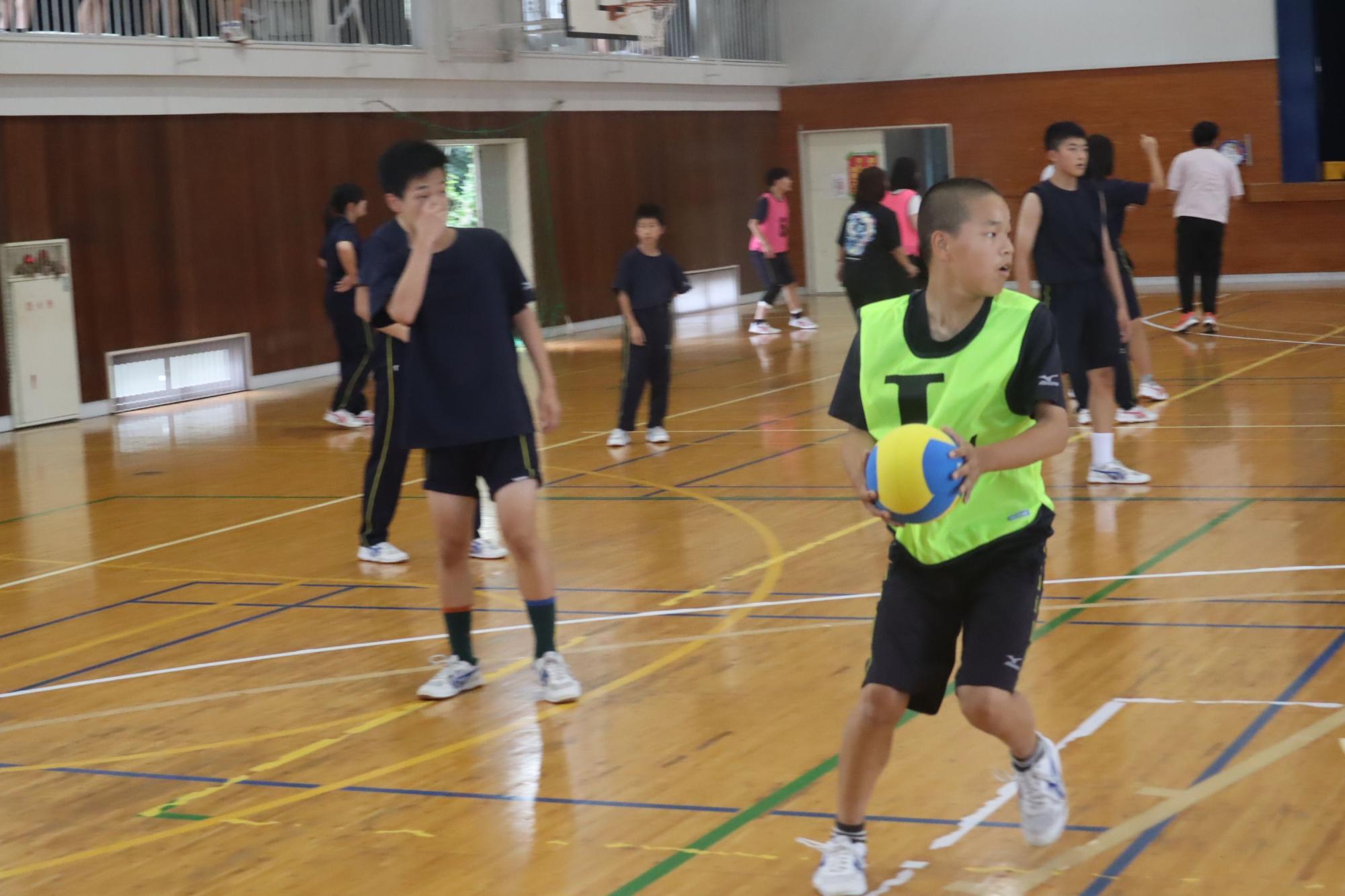 体育館で男子生徒たちがドッジボールをしている写真
