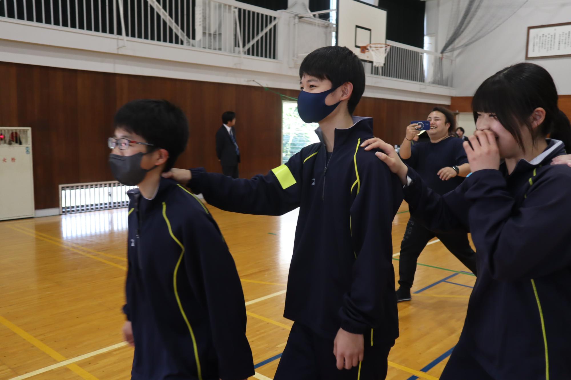 体育館でレクリエーションを楽しむ様子の生徒たちの写真