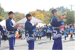 祭りで法被を着て踊る男子生徒たちの写真