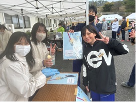 地域のイベントで販売を行う生徒たちの写真