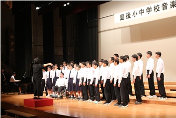 音楽発表会で合唱をしている生徒たちの写真