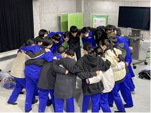 円陣を組んで気合いを入れる生徒たちの写真