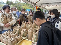 バザーで児童たちがお米を販売している写真