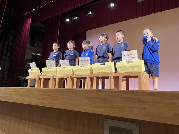 発表会で児童たちが鍵盤ハーモニカを演奏している写真