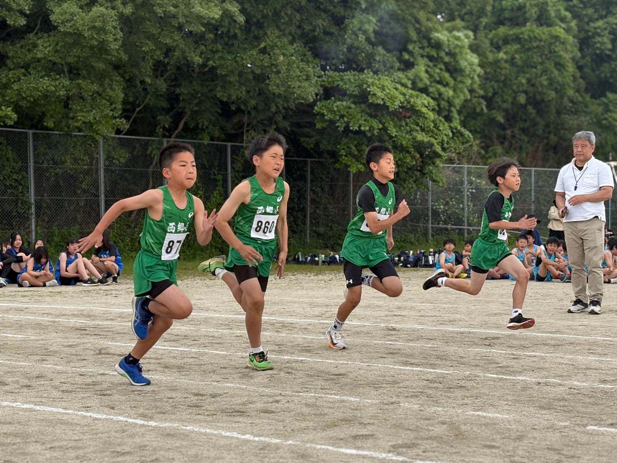 陸上競技で男子が短距離走に挑戦している写真