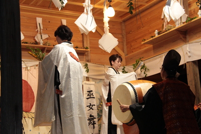 島後久見神楽の巫女舞