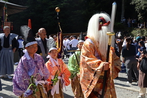 御旅所へ向かう神幸祭行列の様子