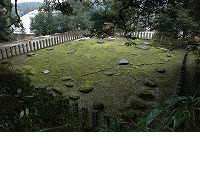 苔むした地面に礎石が並んでいる隠岐国分寺境内の写真
