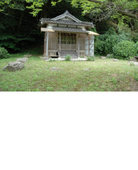 礎石が残る内側に小堂が建つ光山寺跡の写真