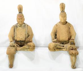 2つ並んだ木造随身半跏像の写真