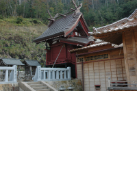 朱色の壁の白鳥神社本殿の写真