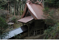 赤い屋根の高田神社の社殿の写真