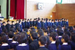 起立して整列している児童たちが対面している写真