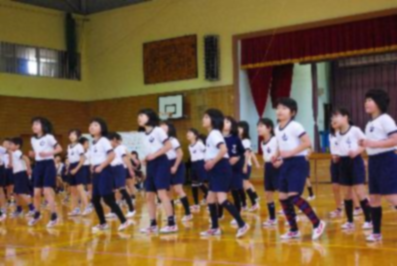 体育館で多くの子どもたちが横一列でダンスをしている写真