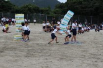 四角い物を積み重ねて運ぶ競技をしている児童たちの写真
